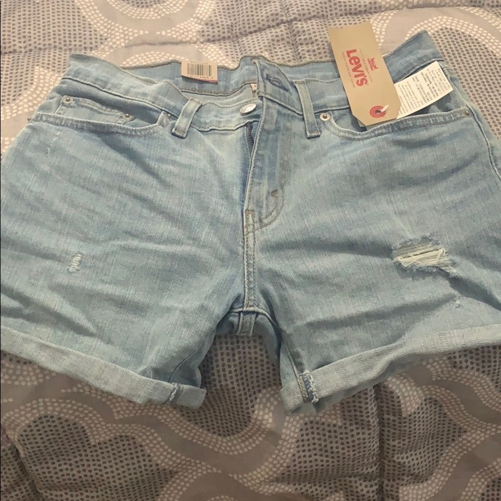 Levi’s mid length short